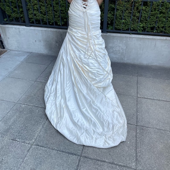 Ivory Silk Wedding Gown by Kleinfelds’s Top Designer Pnina Tornai - Picture 2 of 10